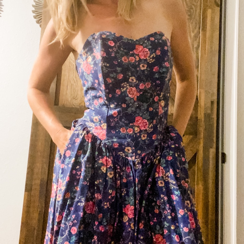 Charming vintage floral dress w pockets